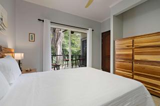 Tropical Balcony 10-minute walk to Adventures - 4