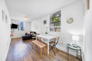 Art Deco Gem by the Beach King Bed & Parking - 3