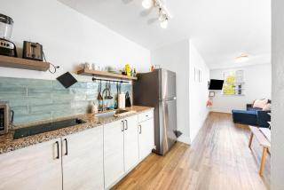 Art Deco Gem by the Beach King Bed & Parking - 2