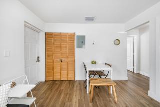 Art Deco Stay 1 Block from ocean Balcony - 8