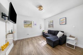 Art Deco Stay 1 Block from ocean Balcony - 6