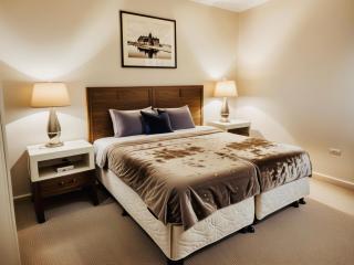 Stylish Venice Escape Near the Marina & Beachfront - 8