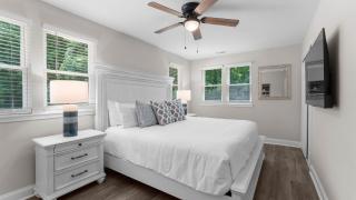 Lakefront Retreat with Private Dock Pool Game Room Sleeps 18 - Mooresville - 1