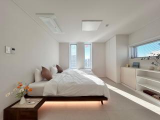 Private Rooftop Home, Sunlit Space, Sunset View - 4