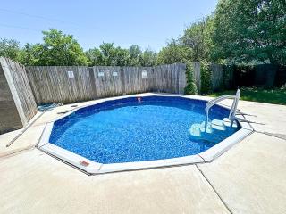 Texas Speedway Retreat: Desk + Cowboy Dipping Pool by Vacation Your Way - 8