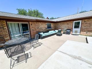 Texas Speedway Retreat: Desk + Cowboy Dipping Pool by Vacation Your Way - 7