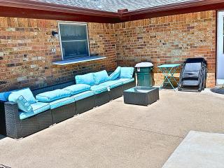 Texas Speedway Retreat: Desk + Cowboy Dipping Pool by Vacation Your Way - 1