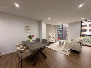 KozyGuru | Mascot | Stylish 2BR | Balcony& Parking - 0