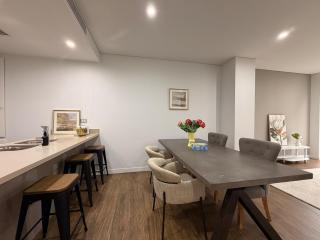 KozyGuru | Mascot | Stylish 2BR | Balcony& Parking - 7