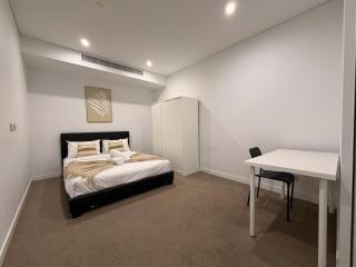 KozyGuru | Mascot | Stylish 2BR | Balcony& Parking - 5