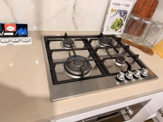 KozyGuru | Mascot | Stylish 2BR | Balcony& Parking - 4