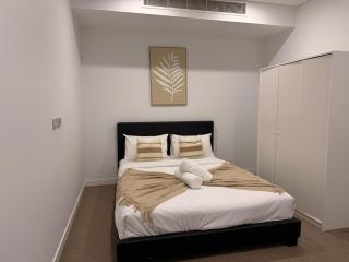 KozyGuru | Mascot | Stylish 2BR | Balcony& Parking - 3