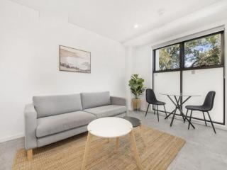 AURA Sydney Studios with Private Courtyard - 2