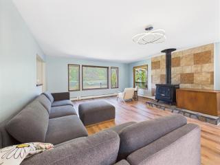 Sandy Beach Retreat Ocean Views Steps to Beach - 4