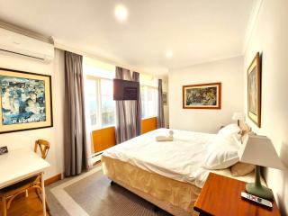 Large king guest room with walking in robe and free parking - 8