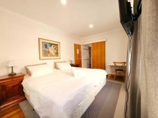 Large king guest room with walking in robe and free parking - 4