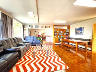 Private quad guest room 3 with free parking - 9