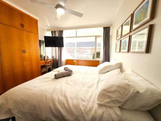 Private king guest room 2 with free parking - 3