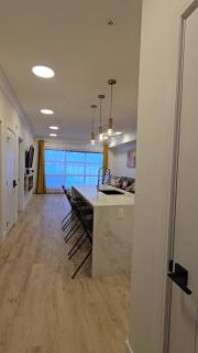 Modern Bright 2BR Condo City View DT Balcony Free Parking In Suite Laundry - 9