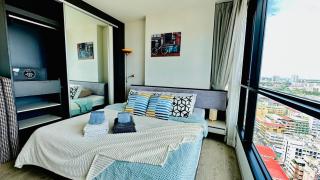 The BASE Central Pattaya King-Bed Infinity Pool - 4