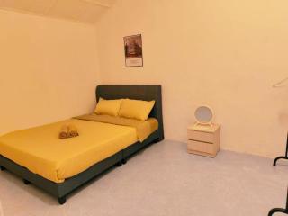 Kulai Taman Desa 4R8Pax near 99speedmart, cowboy - 3