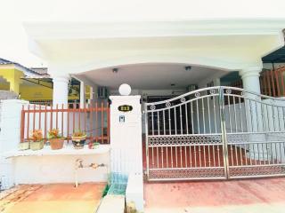 Kulai Taman Desa 4R8Pax near 99speedmart, cowboy - 0