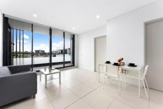 Chic 2BR Stay -Walk to Station & 5 Mins to Airport - 8