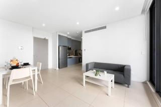 Chic 2BR Stay -Walk to Station & 5 Mins to Airport - 4