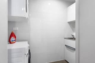 Chic 2BR Stay -Walk to Station & 5 Mins to Airport - 2