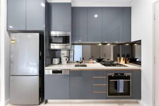 Chic 2BR Stay -Walk to Station & 5 Mins to Airport - 6