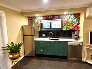 Point Vernon King Garden Retreat - 5