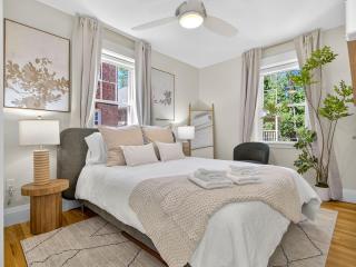 Serene 4BR 3BA Apt Harvard MIT Sleeps 13 - 1