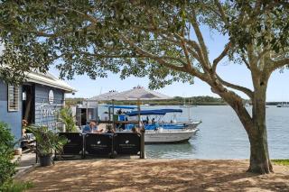 Noosaville Riverside Hideaway Lush gardens & River - 7