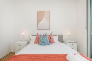 Stylish 3BR Apartment Near Rhodes Beach - Sydney - 4