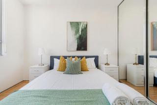 Stylish 3BR Apartment Near Rhodes Beach - Sydney - 6