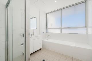 Stylish 3BR Apartment Near Rhodes Beach - Sydney - 3