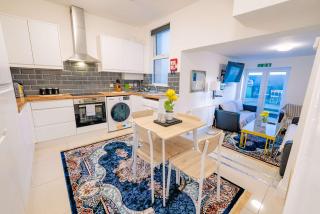 Spacious 4BR Cardiff Home with Free Parking - 0