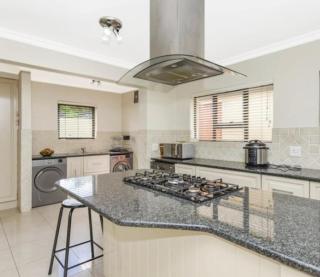 Boetie & Sons Sandton Stay - 0