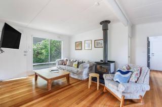 Bayside Cottage - Leafy Stay near Rye Beach and Dining - Blairgowrie - 9