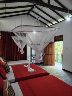 Peacock's Paradise Safari Hostel - 7