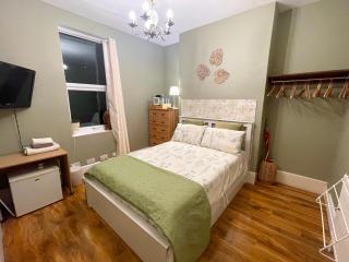 Victorian Rooms by Beach - 9