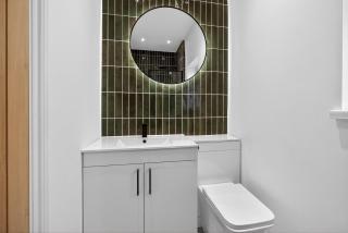 Modern 2 Bedroom Apartments - City Centre Location, Free WiFi, Free Parking, Spacious Accommodation, Comfort and Style, Freshly Rennovated - 2