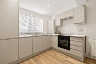 Modern 2 Bedroom Apartments - City Centre Location, Free WiFi, Free Parking, Spacious Accommodation, Comfort and Style, Freshly Rennovated - 1