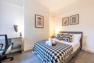 LongStay Whitchurch Rd 4BR House with Parking and fast Wifi - 0