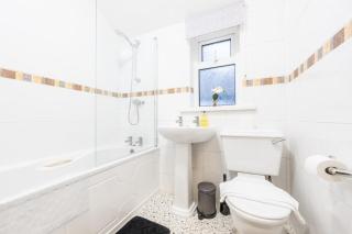 LongStay Whitchurch Rd 4BR House with Parking and fast Wifi - 3