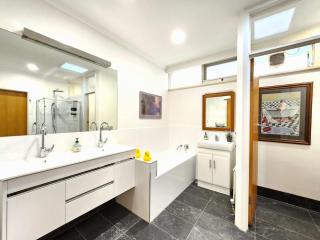 Large quad guest room 6 with well-equipped kitchen - Highett - 3