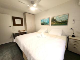 Aloha Bayside lower ground suite with full kitchen - 2