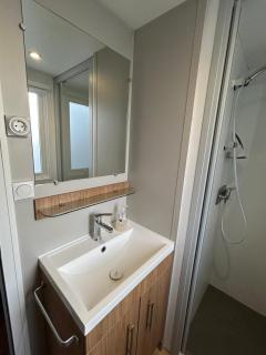 Chalet Aventura 1-6 pers- 3 slaapk- 2 badk- Berging- Inchecken al vanaf 13 uur - incl gebruik koffie en thee - 2