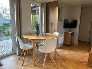 Chalet Aventura 1-6 pers- 3 slaapk- 2 badk- Berging- Inchecken al vanaf 13 uur - incl gebruik koffie en thee - 8