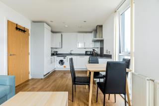 Stylish 2BR Gem with Balcony, 5 min Stratford Station - 2